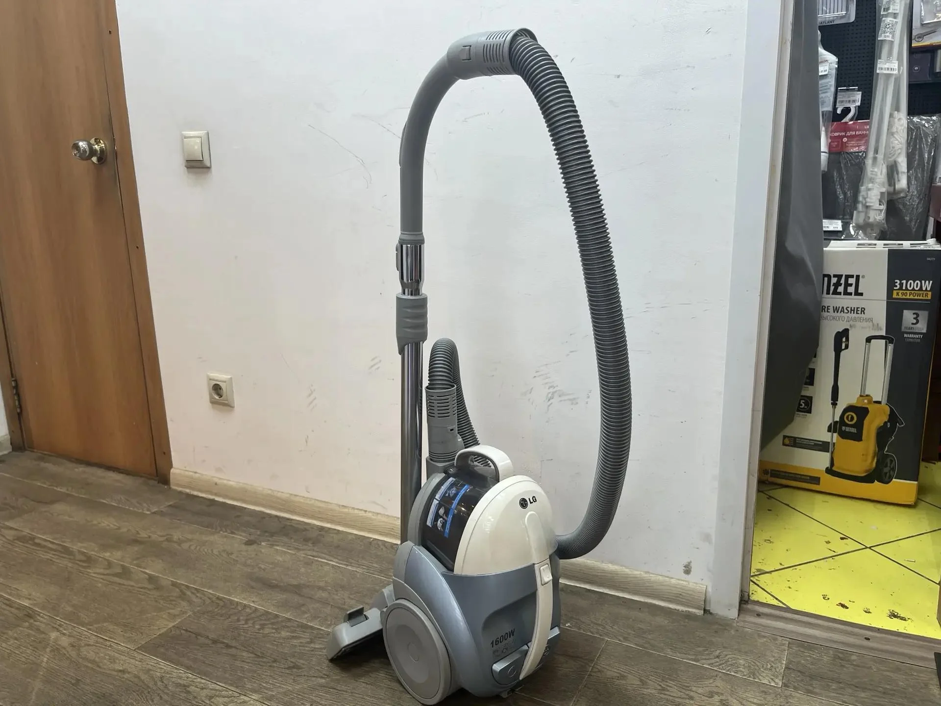 Пылесос с контейнером для пыли LG VK70163R - изображение 1