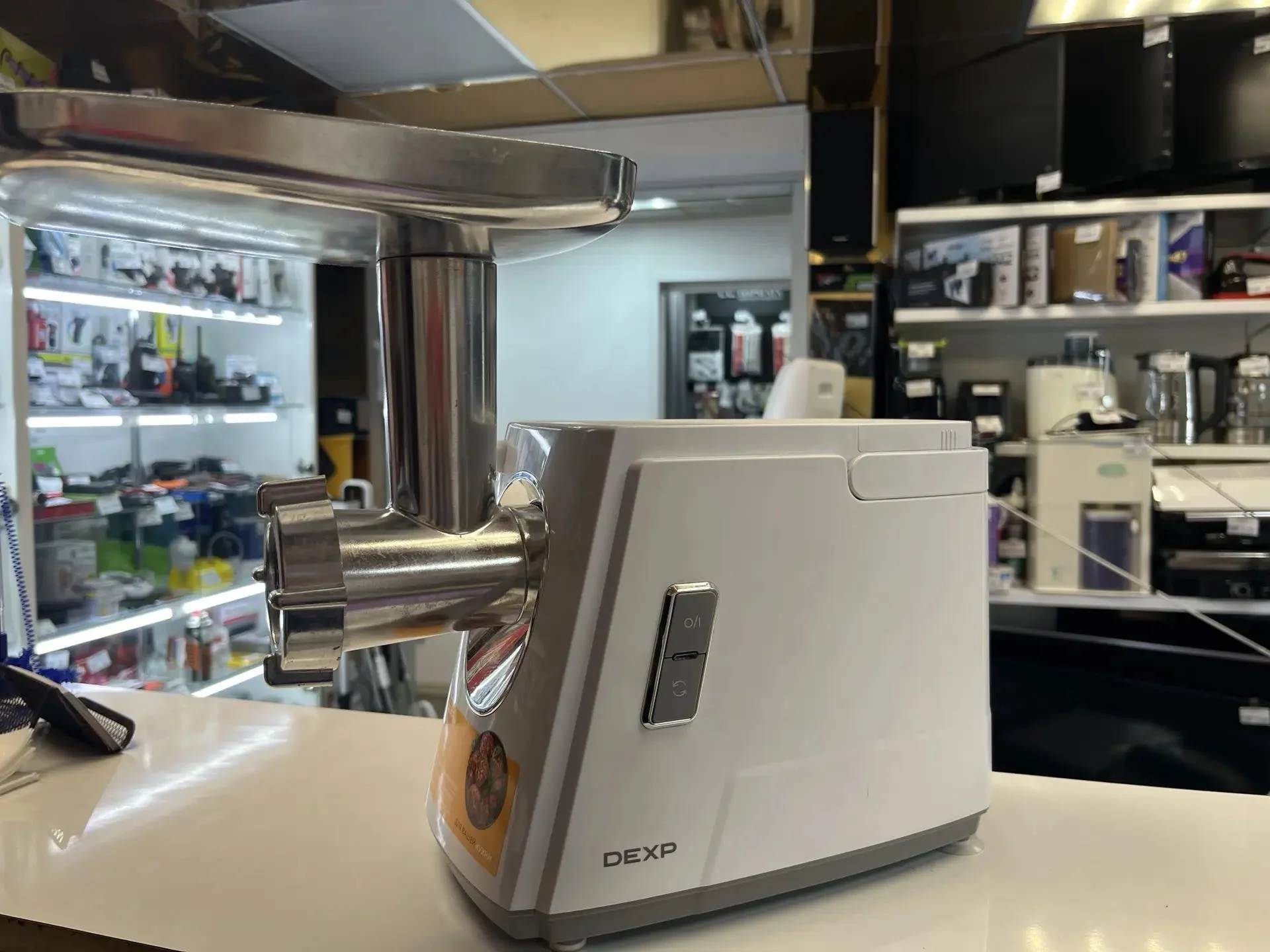 Электрическая мясорубка DEXP DMG-2000 белого цвета - миниатюра 2