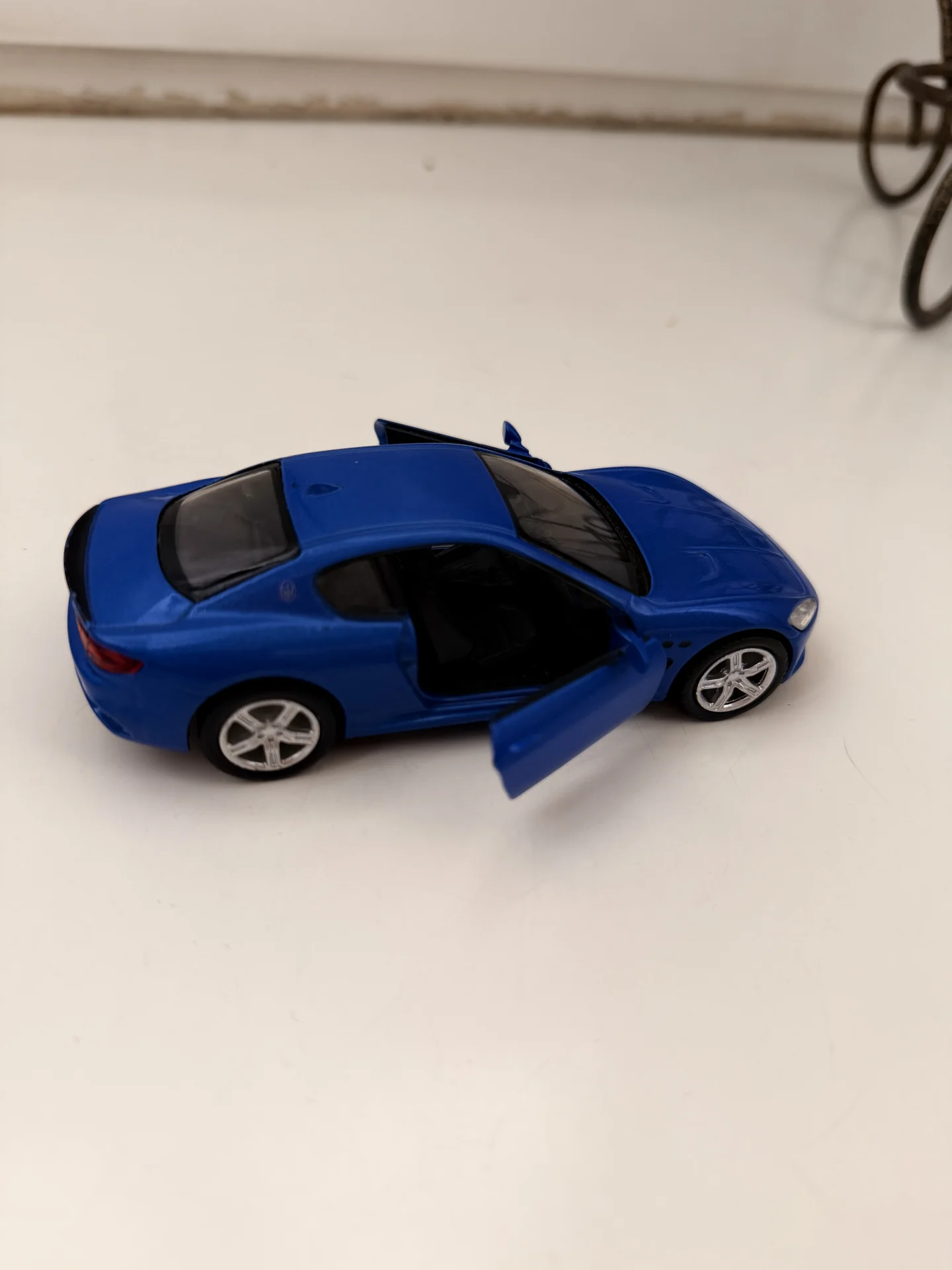 Машинка металлическая Maserati - миниатюра 4