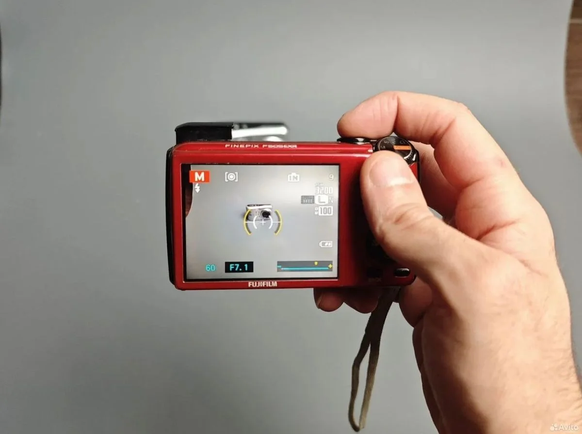 Цифровой фотоаппарат fujifilm finepix f505 exr - миниатюра 2