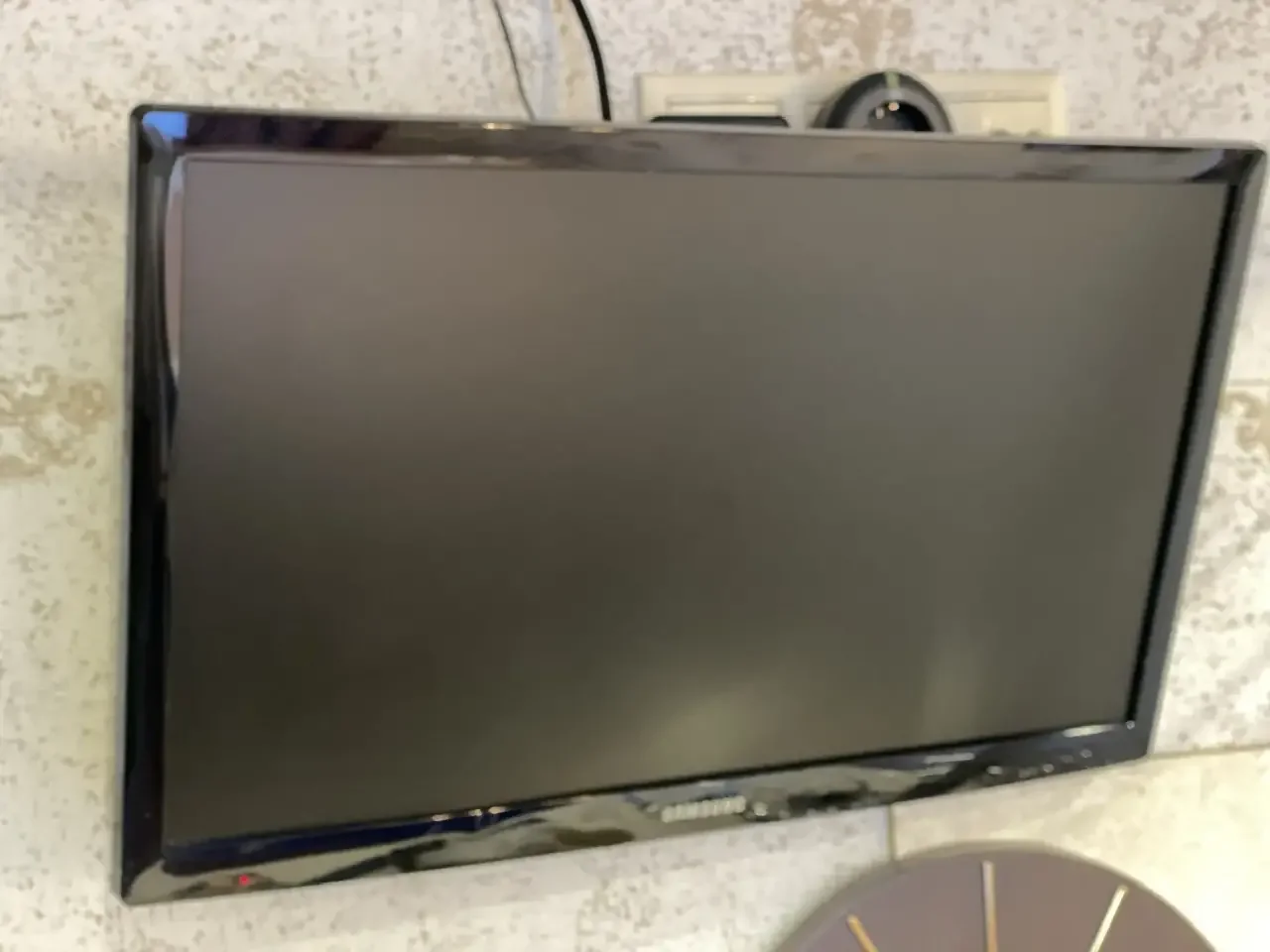 Телевизор Samsung ue22es5030w - миниатюра 2