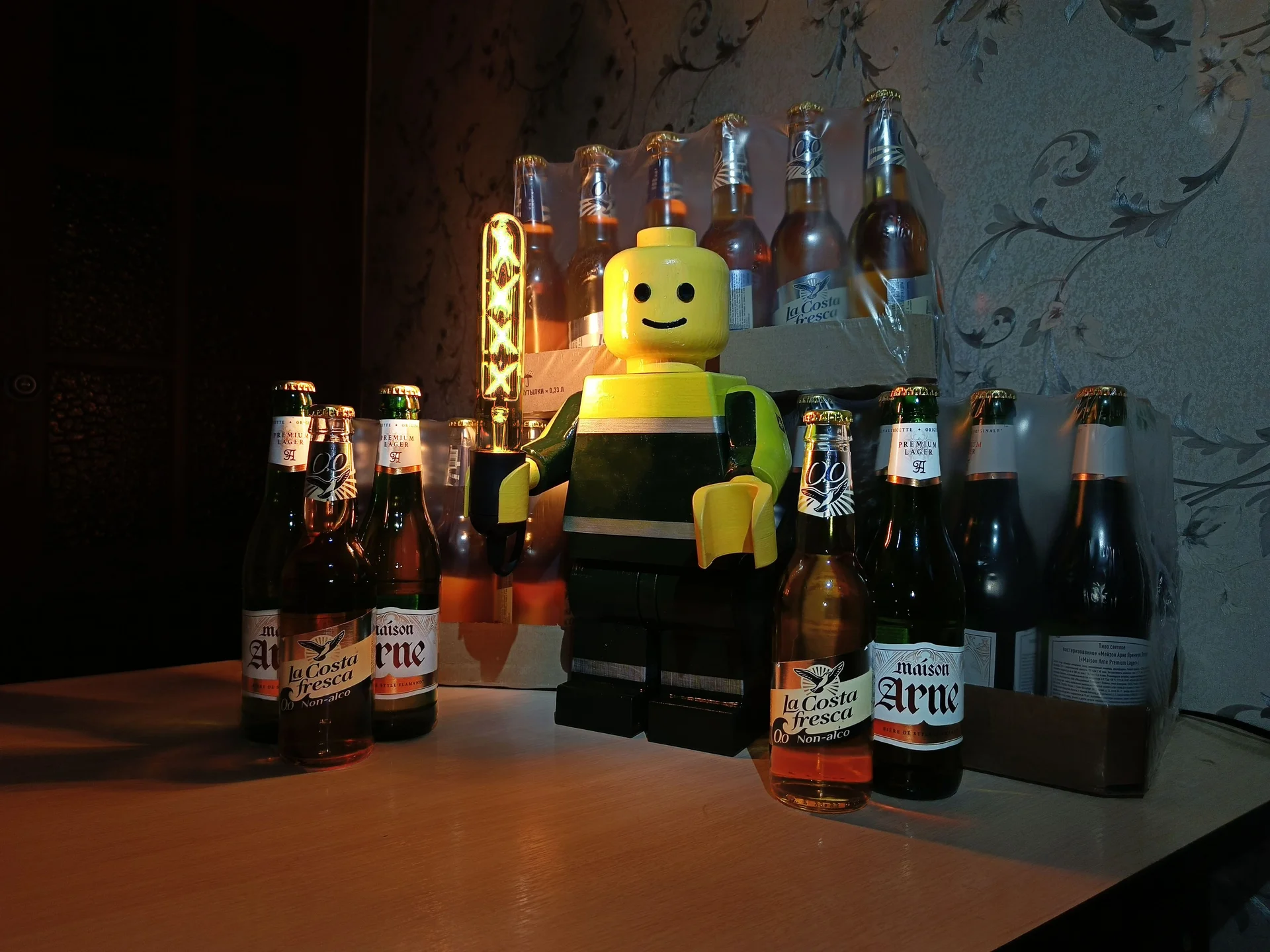 Настольная лампа "lego человек" в фирменном стиле - миниатюра 2