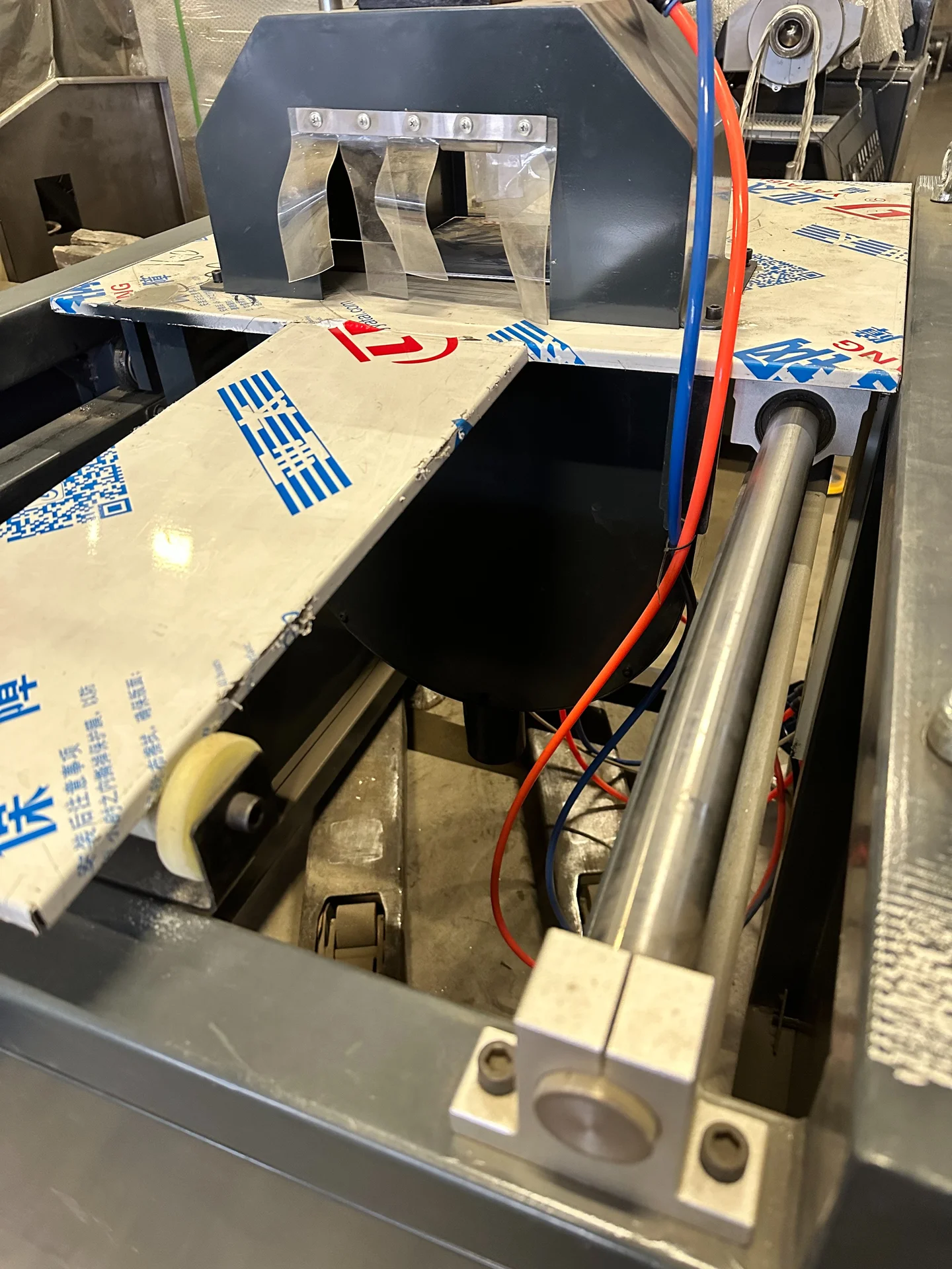 Отрезное устройство с нижней подачи пилы. - миниатюра 3