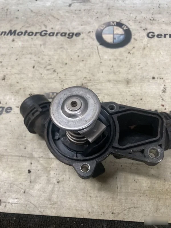 Корпус термостата BMW 5 E39 M54B30 1999-2003 - миниатюра 2