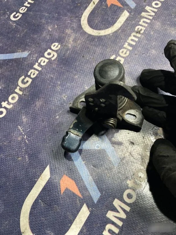Крюк капота BMW 5 E60 2002-2007 - миниатюра 2