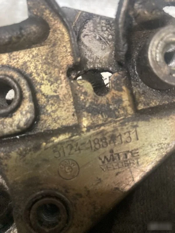 Замок крышки багажника BMW 3 E30 2.7 1982-1994 - миниатюра 3