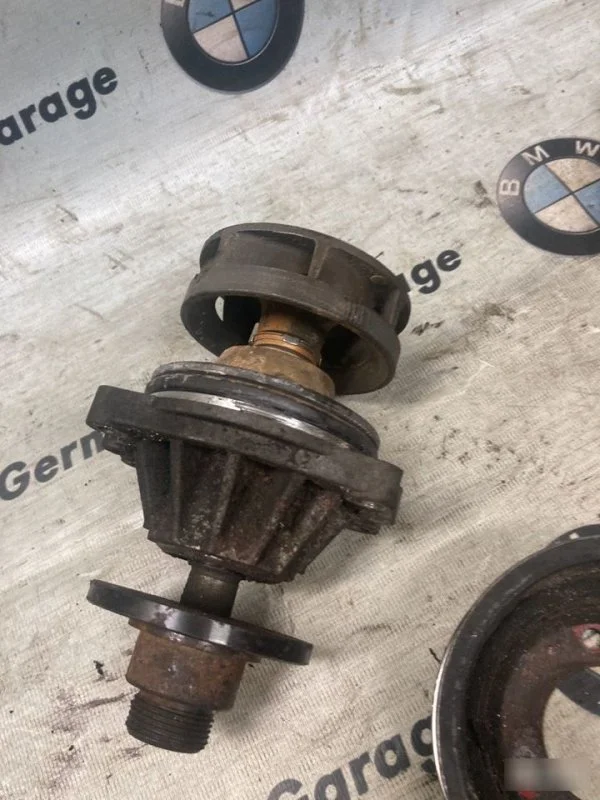 Помпа термостат BMW 5 E34 M51D25 1988-1996 - миниатюра 4