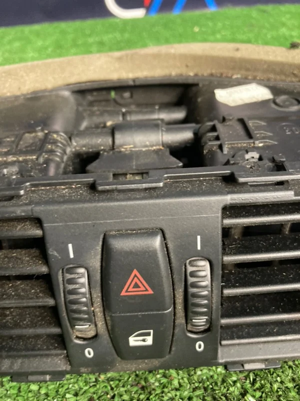 Центральный воздуховод в торпедо BMW 5 E61 N52B30A - миниатюра 3