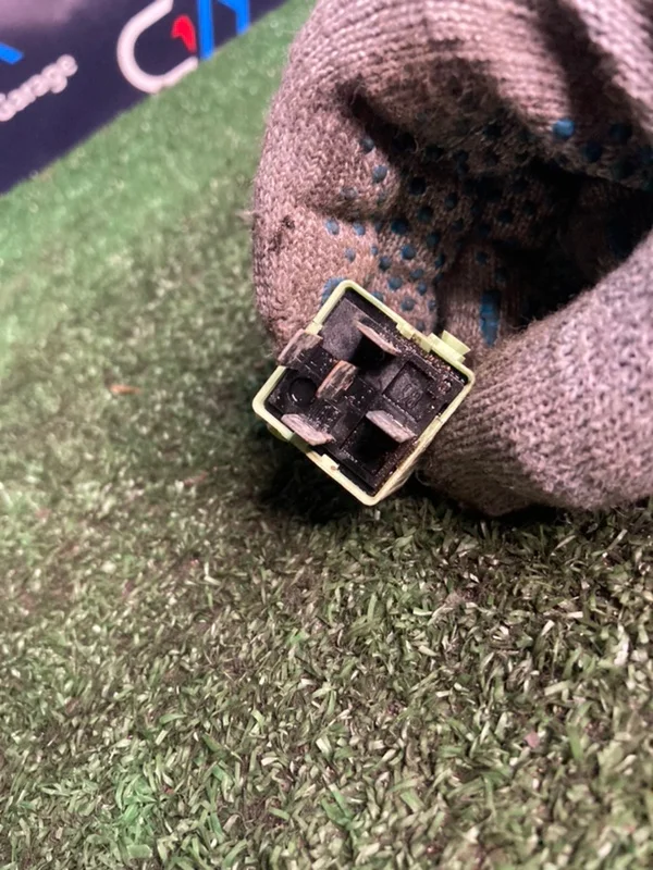 Реле топливного насоса BMW 5 E61 N52B30A 2006 - миниатюра 4