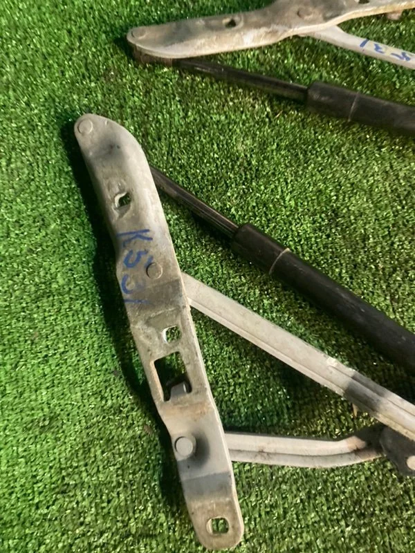 Петли багажника BMW 5 E39 M52B25TU 256S4 2000 - миниатюра 2