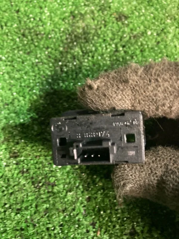 Кнопка стеклоподъемника BMW 5 E39 M57 256D1 2002 - миниатюра 5