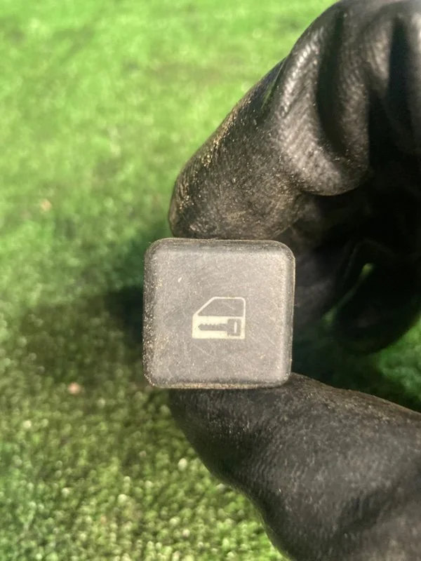 Кнопка центрального замка BMW 5 E39 M54B25 2001 - миниатюра 2