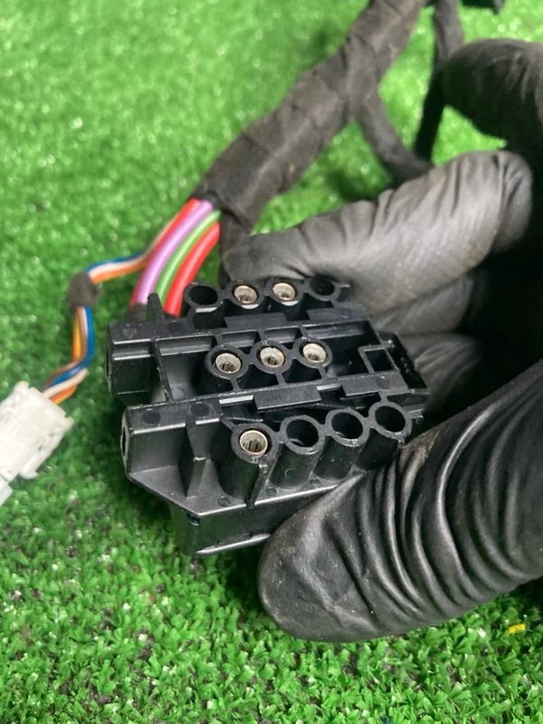 Фишка разъем контактной группы BMW 5 E39 M54B30 - миниатюра 3