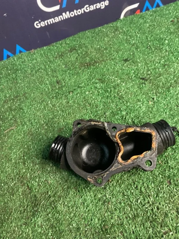 Корпус термостата BMW 5 E34 M50B20 206S2 1992 - миниатюра 6