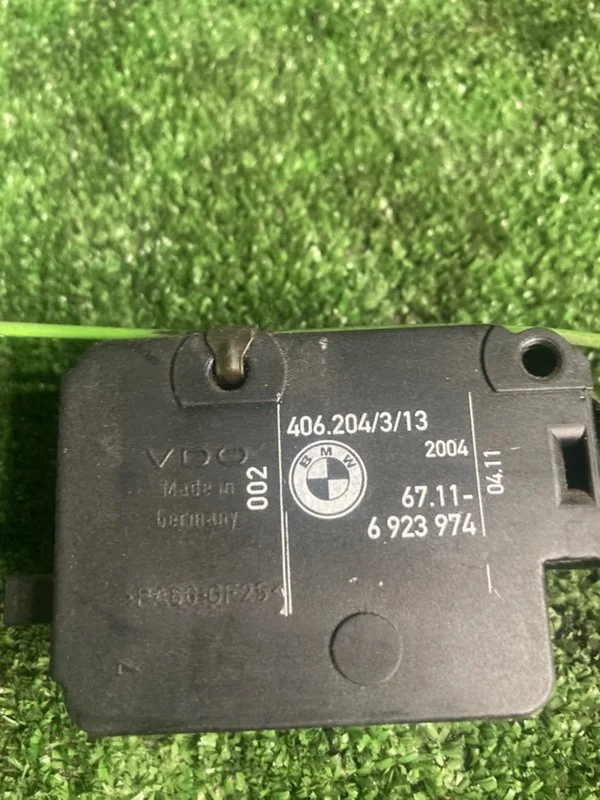 Сервопривод лючка бензобака BMW X5 E53 M54B30 - миниатюра 2