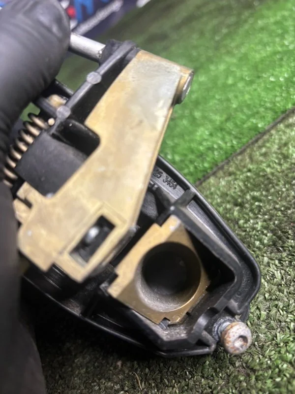 Ручка двери задняя правая BMW 3 E46 M54B30 306S3 - миниатюра 5