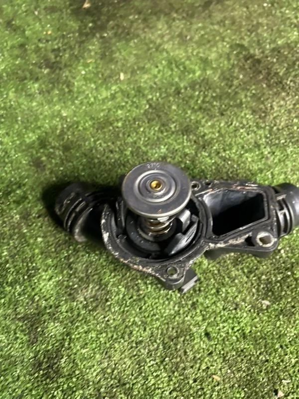 Корпус термостата BMW 5 E39 256S5 M54B25 2002 - миниатюра 2