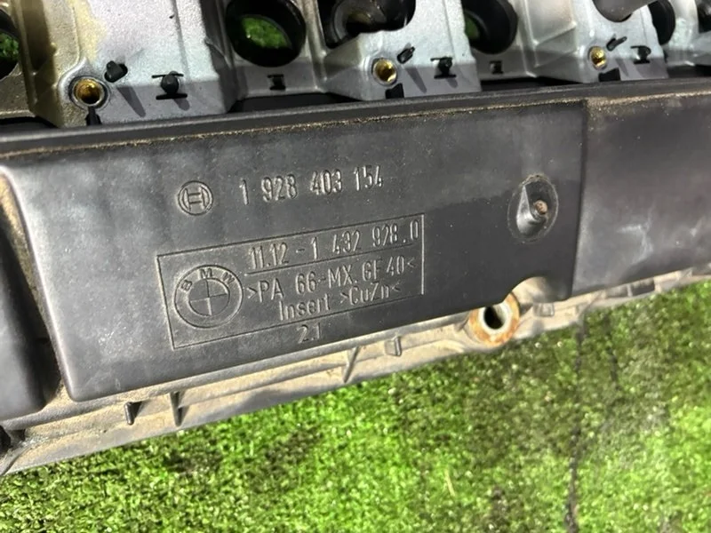 Клапанная крышка ДВС BMW 5 E39 256S4 M52B25TU 1999 - миниатюра 7