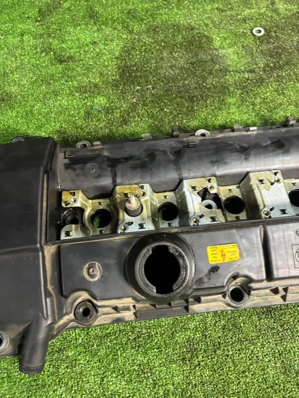 Клапанная крышка ДВС BMW 5 E39 256S4 M52B25TU 1999 - миниатюра 8
