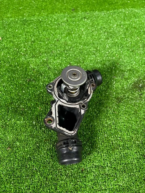Корпус термостата BMW 5 E39 256S4 M52B25TU 2000 - миниатюра 5