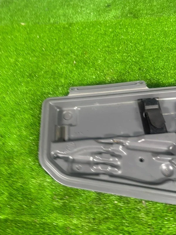 Ящик для инструментов BMW 7 E38 358S2 M62B35 1999 - миниатюра 4