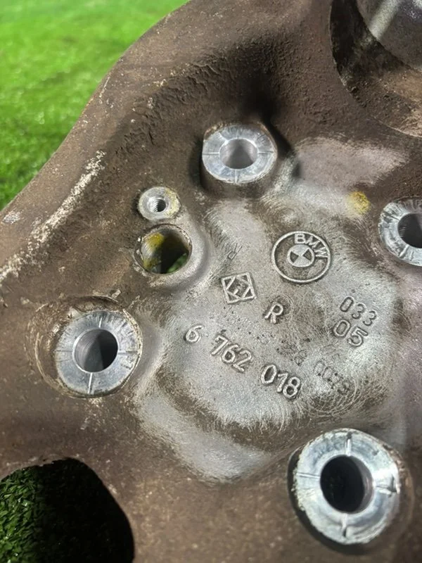 Кулак поворотный передний правый BMW 6 E63 N52B30A - миниатюра 4