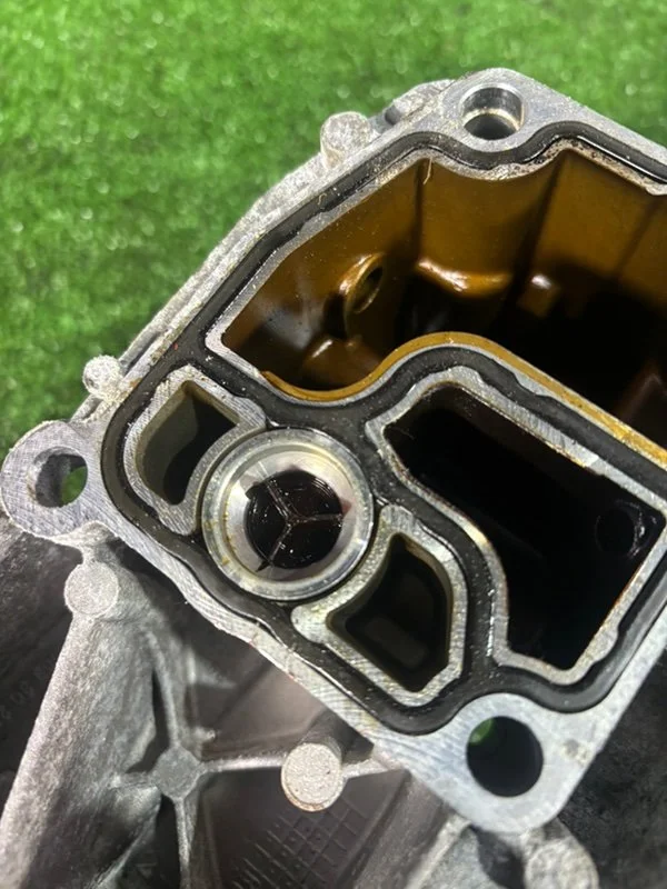 Корпус маслянного стакана BMW 5 E39 206S4 M52B20TU - миниатюра 5
