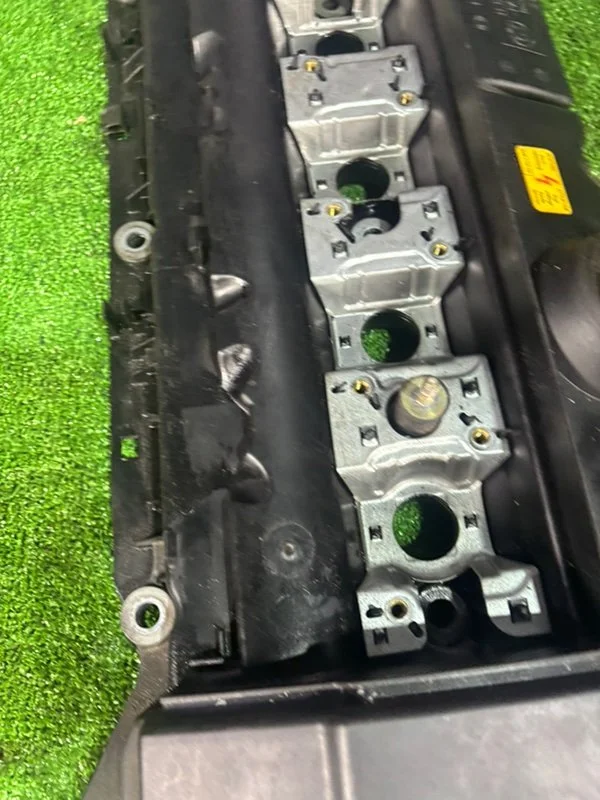 Клапанная крышка ДВС BMW 5 E39 206S4 M52B20TU 1999 - миниатюра 4