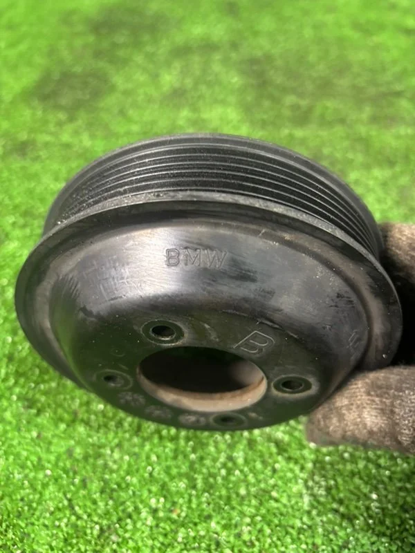 Шкив помпы BMW 3 E46 CABRIO M54B22 226S1 2002 - миниатюра 3
