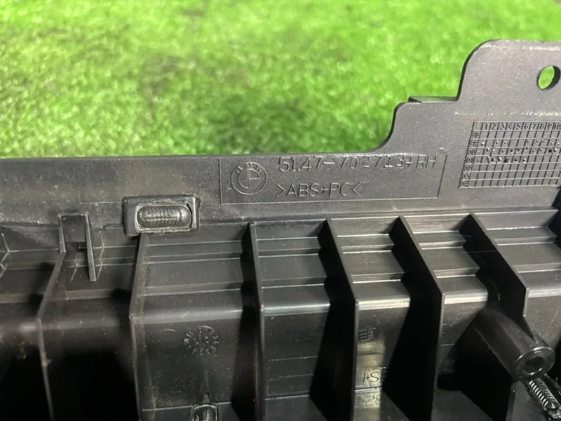 Направляющая шторки багажника задняя правая BMW X5 - миниатюра 5