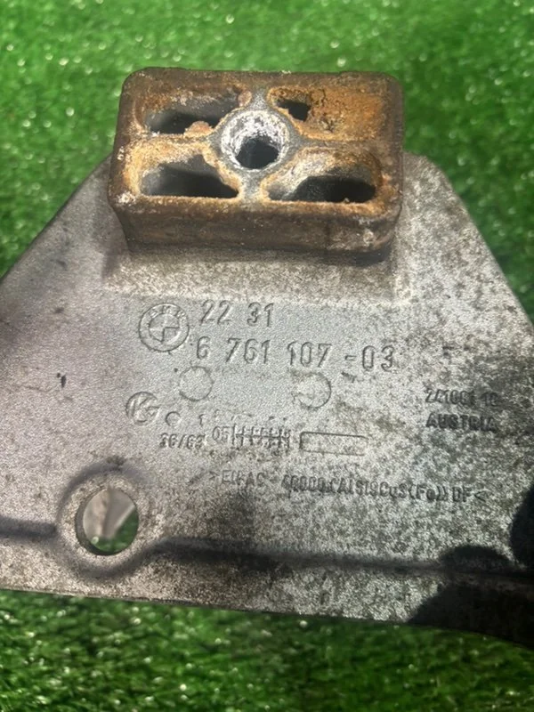 Кронштейн КПП BMW 5 E60 M57 306D3 2006 - миниатюра 2