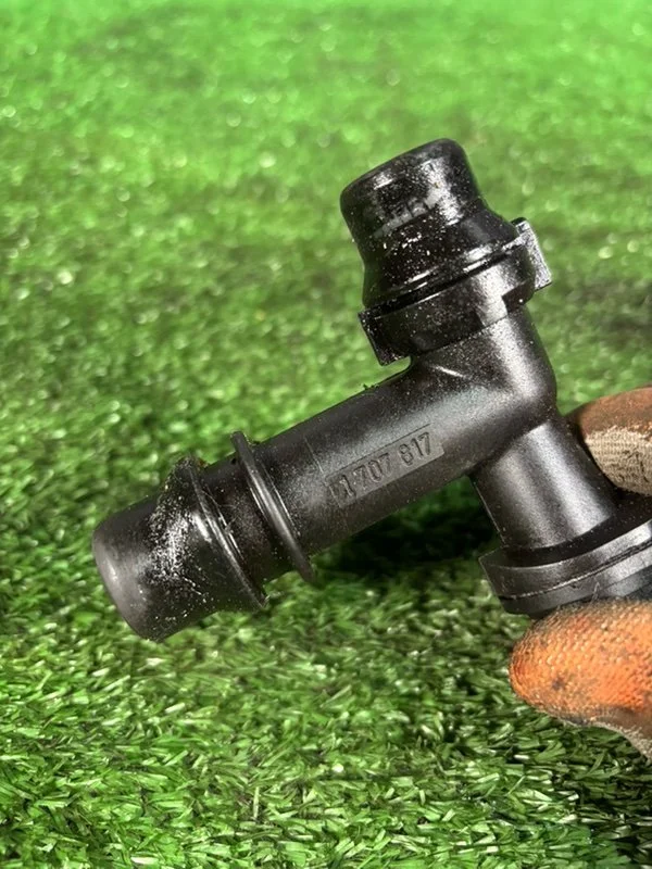 Штуцер системы охлаждения BMW 3 E46 СЕДАН M54B22 - миниатюра 2