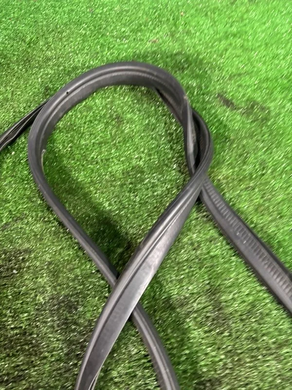 Уплотнитель багажника BMW 5 E39 256S3 M52B25 1997 - миниатюра 6
