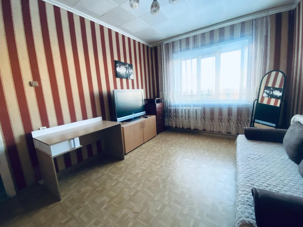 Продаётся светлая 1-комнатная квартира в центре Нерюнгри (ул. Ленина) - изображение 1