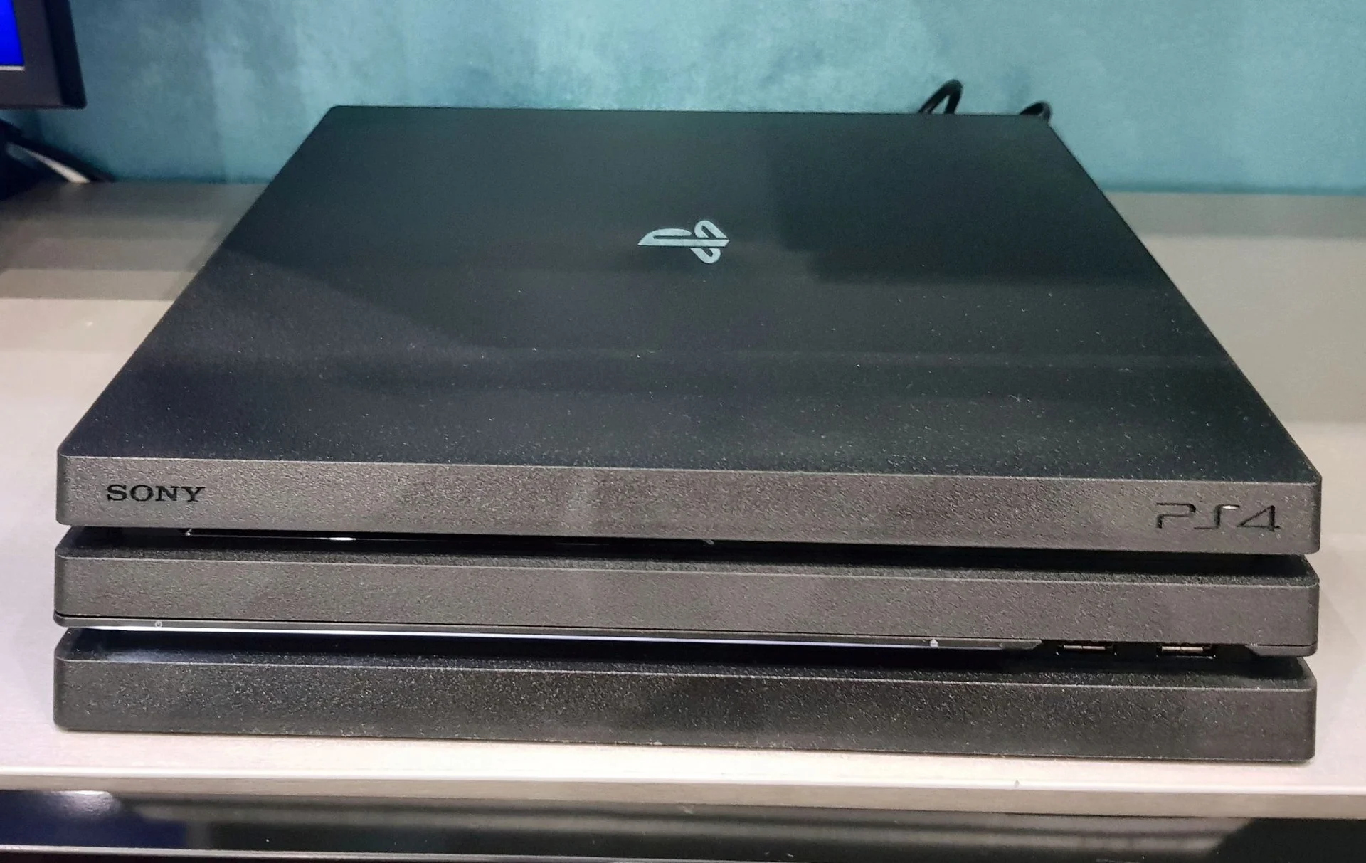 Продам Ps 4 pro на 1 Tb - изображение 1