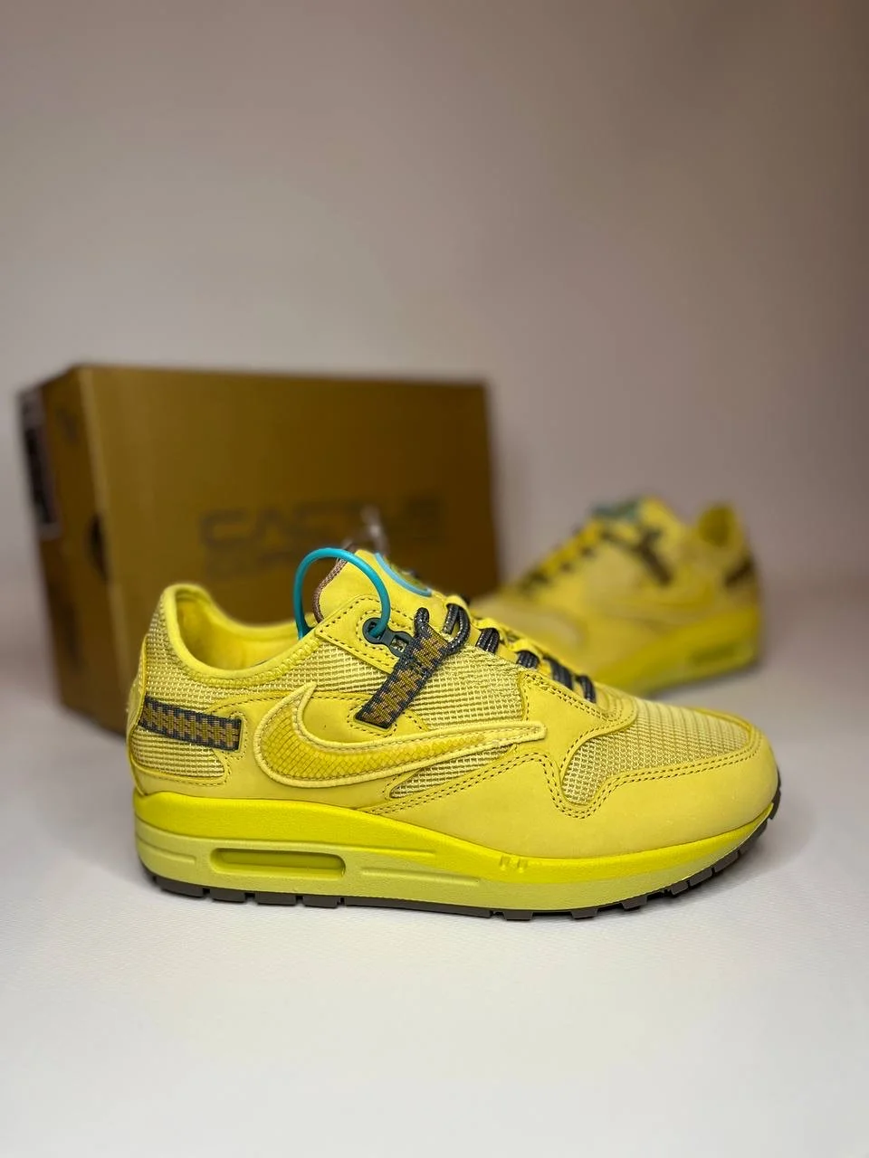Travis Scott x Nike Air Max 1 "saturn gold" ориг - изображение 1