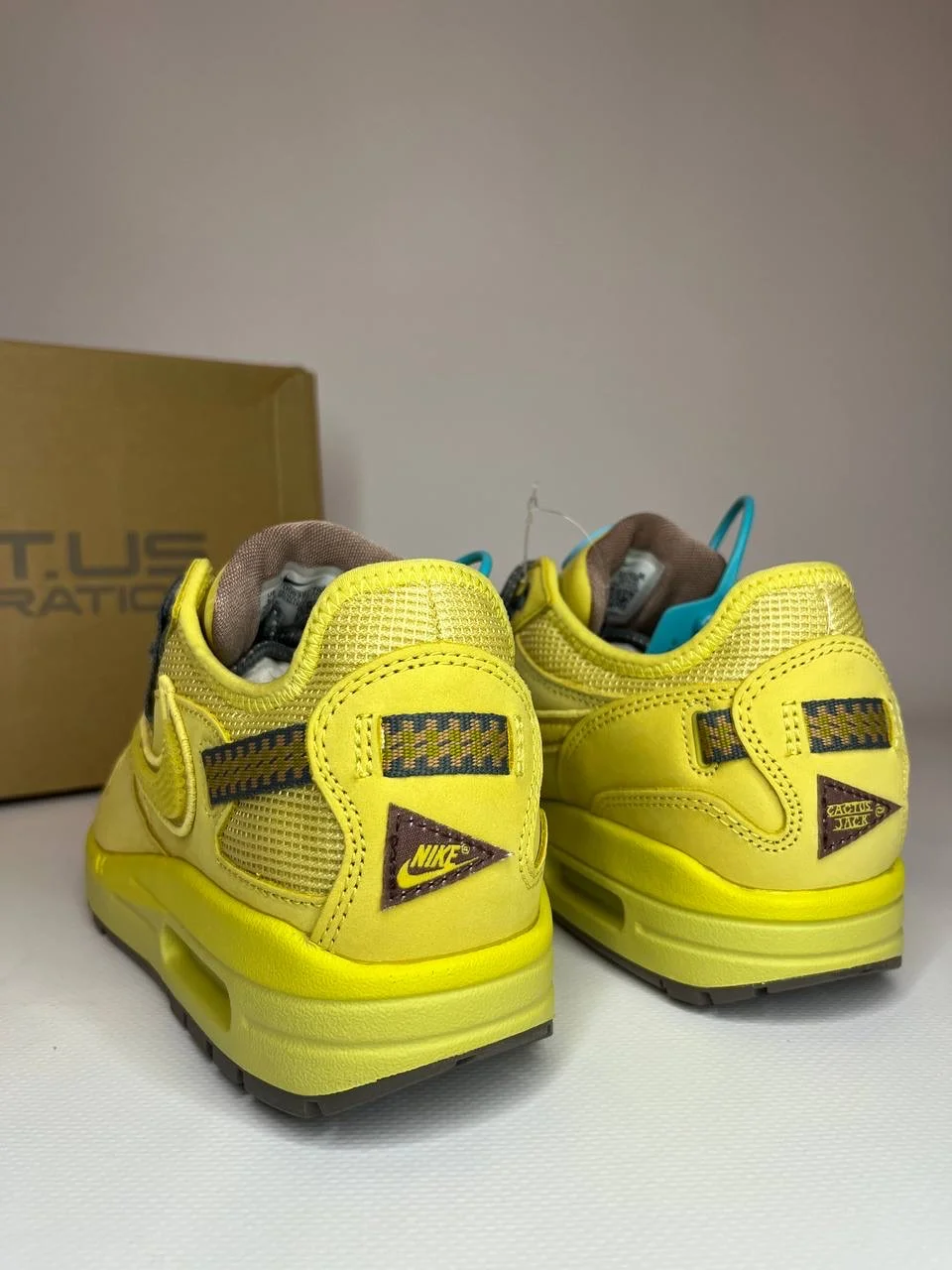 Travis Scott x Nike Air Max 1 "saturn gold" ориг - миниатюра 3