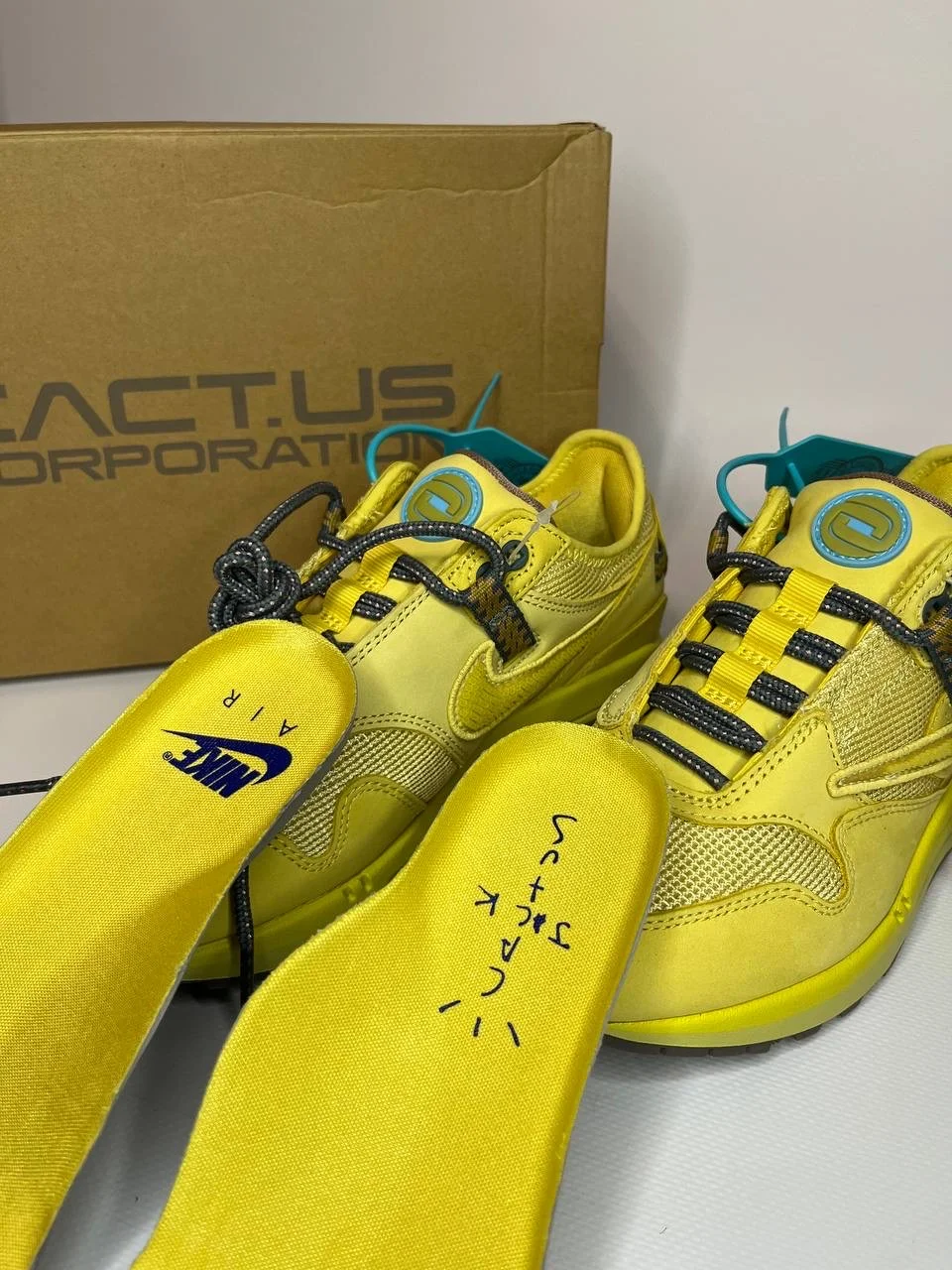 Travis Scott x Nike Air Max 1 "saturn gold" ориг - миниатюра 4