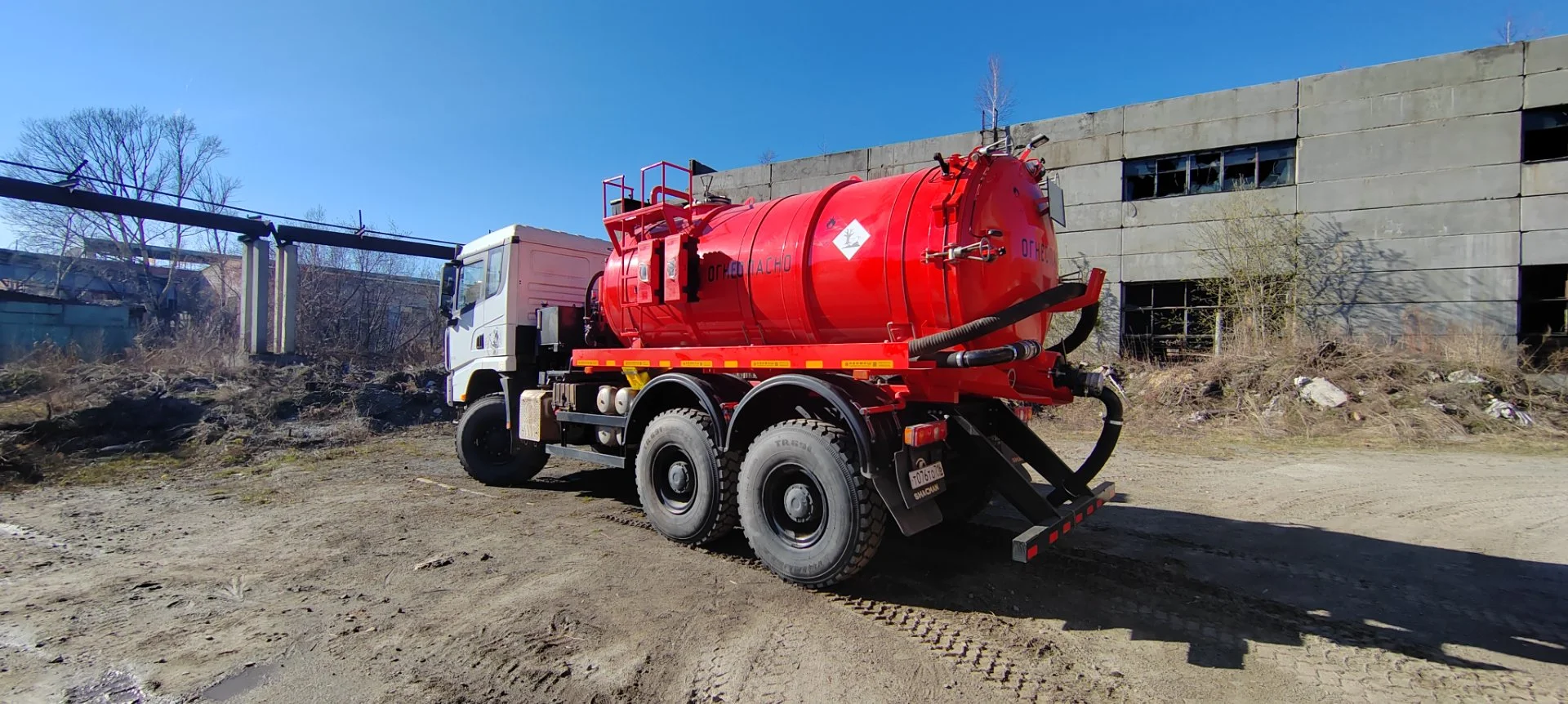Вакуумная цистерна акн-10м3 на Shacman 6x6