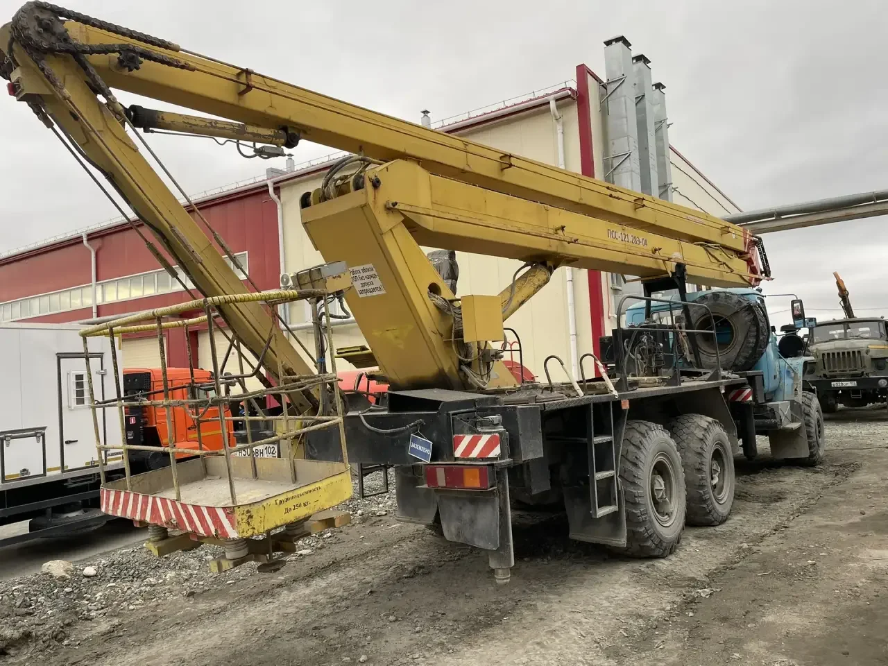 Автовышка Урал 28м - миниатюра 3