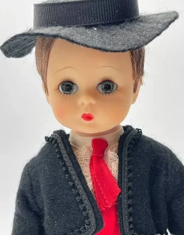 Винтажная кукла Madame Alexander Spanish Boy doll - миниатюра 2