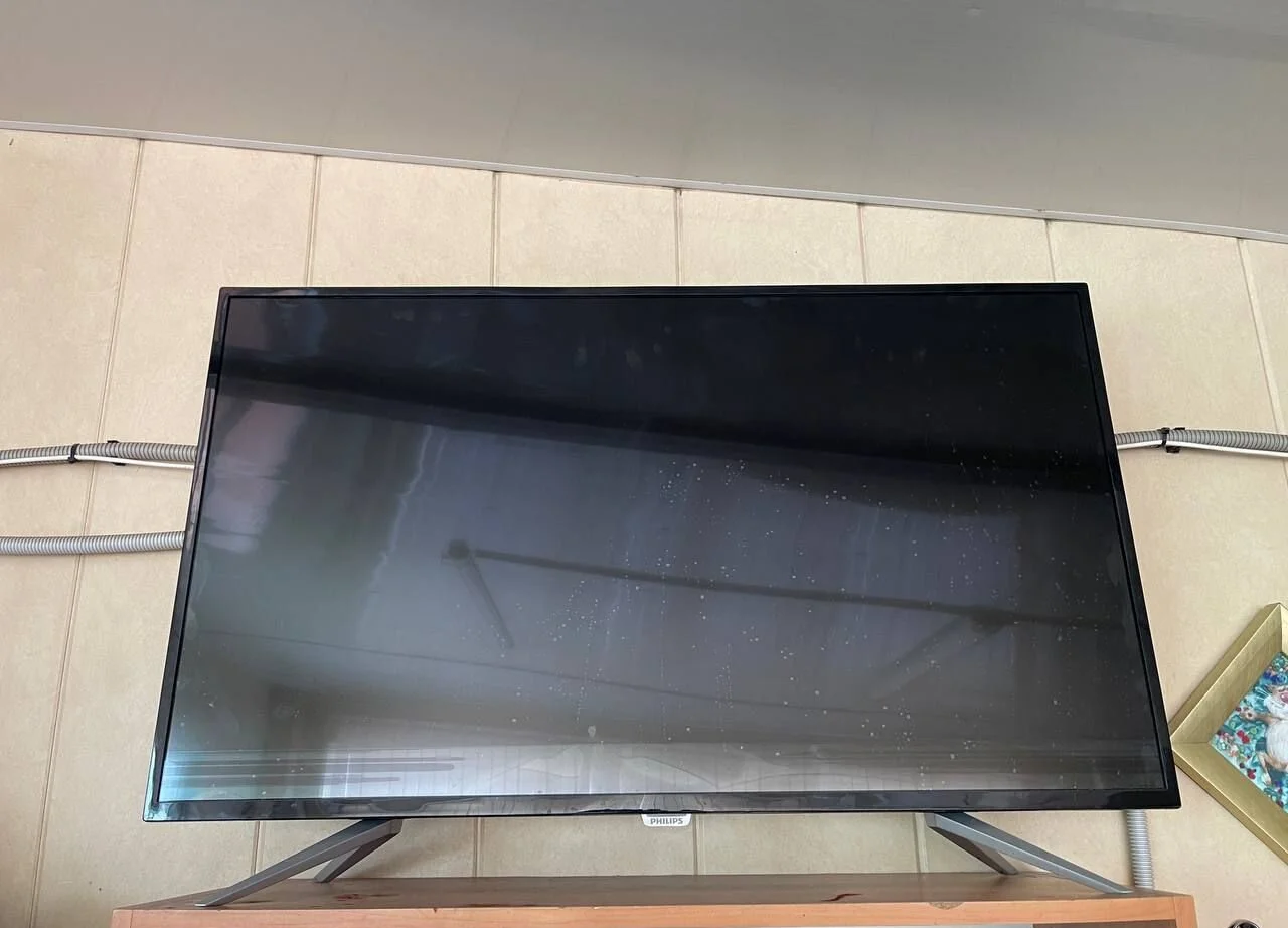 Philips BDM4350UC 43 4K — разбит экран