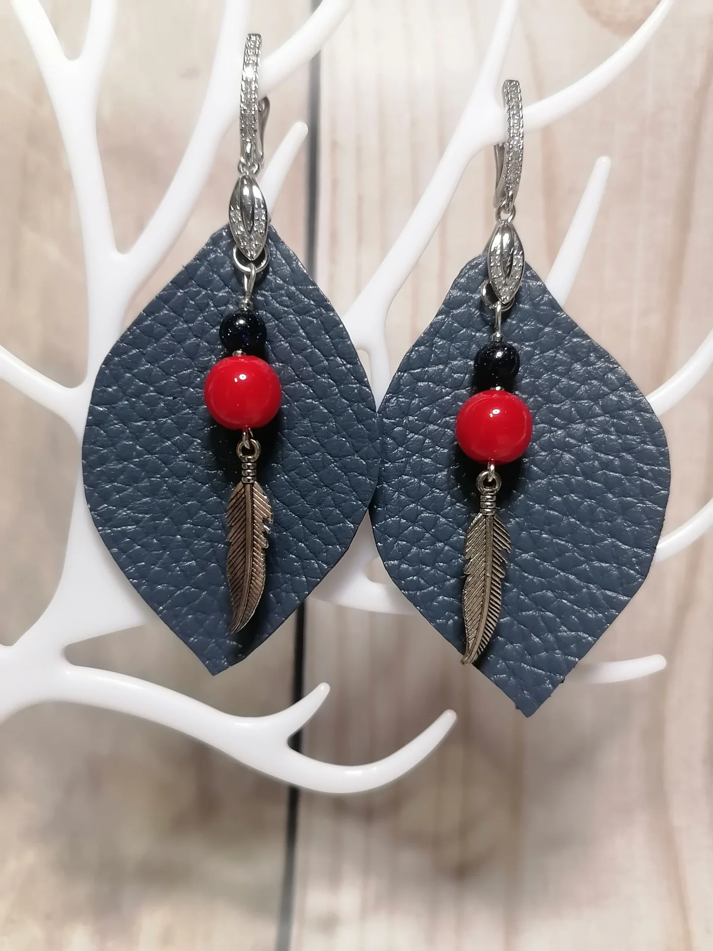 Серьги из натуральной кожи с кораллом - изображение 1