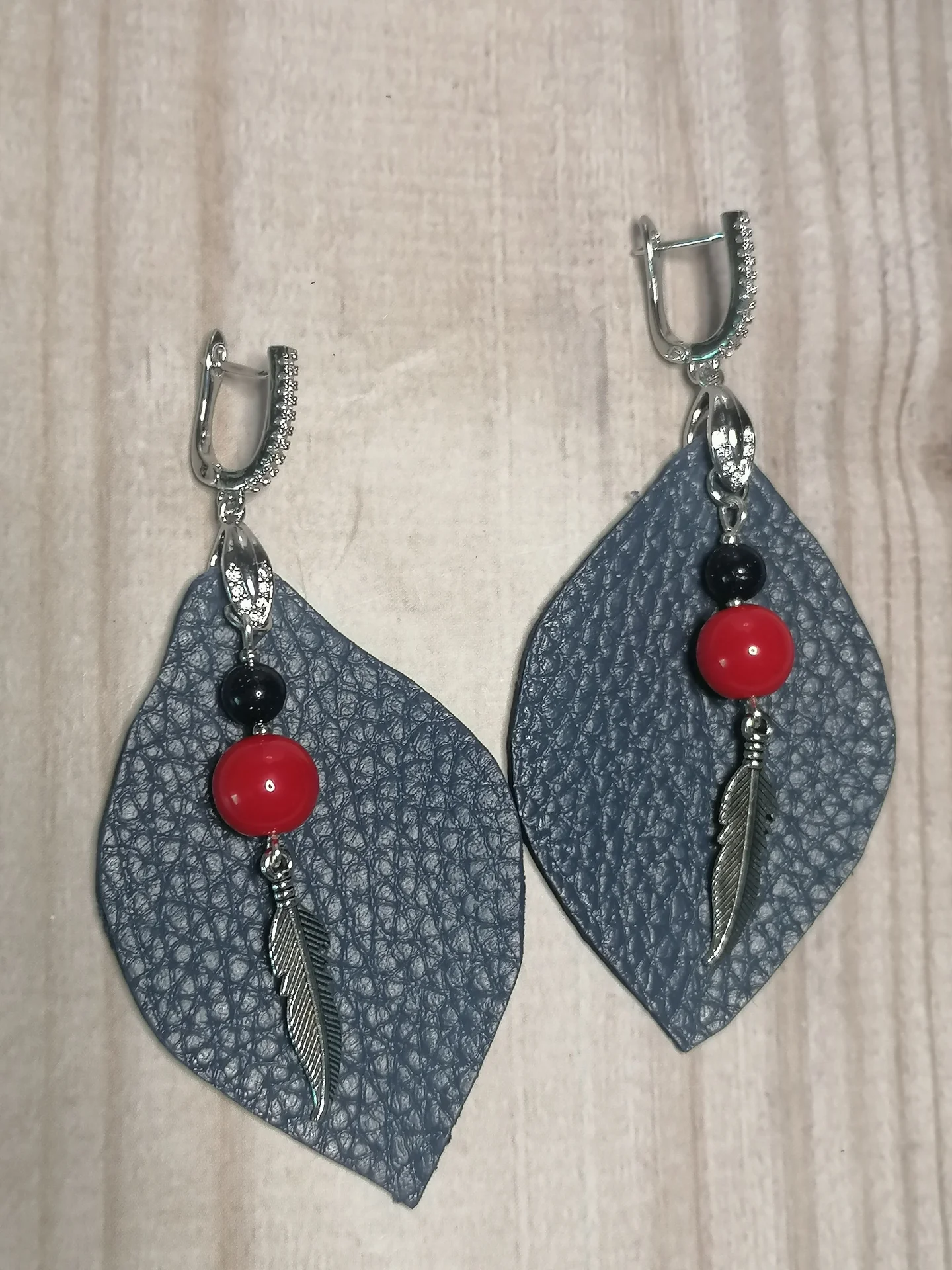 Серьги из натуральной кожи с кораллом - миниатюра 2