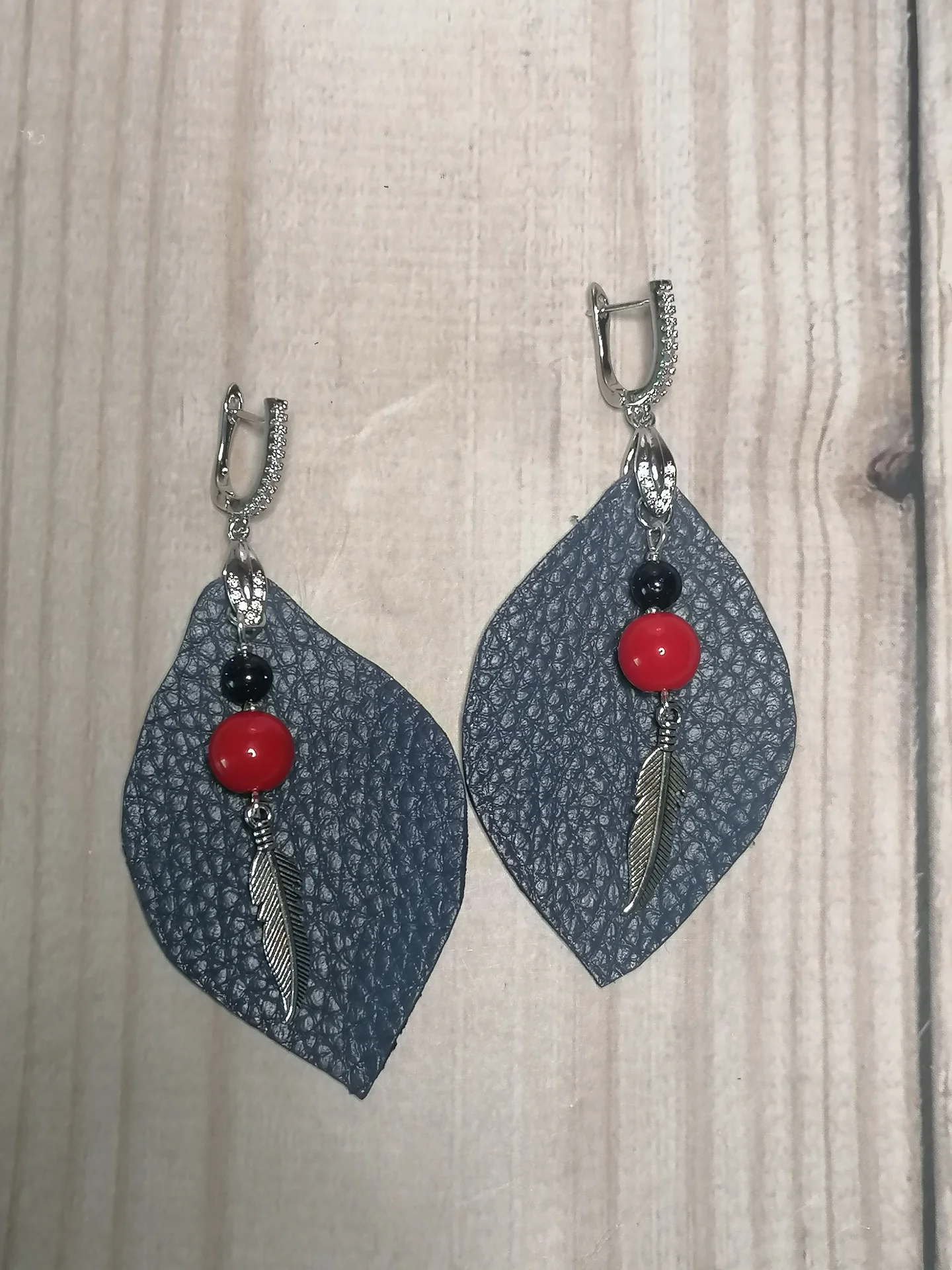 Серьги из натуральной кожи с кораллом - миниатюра 3