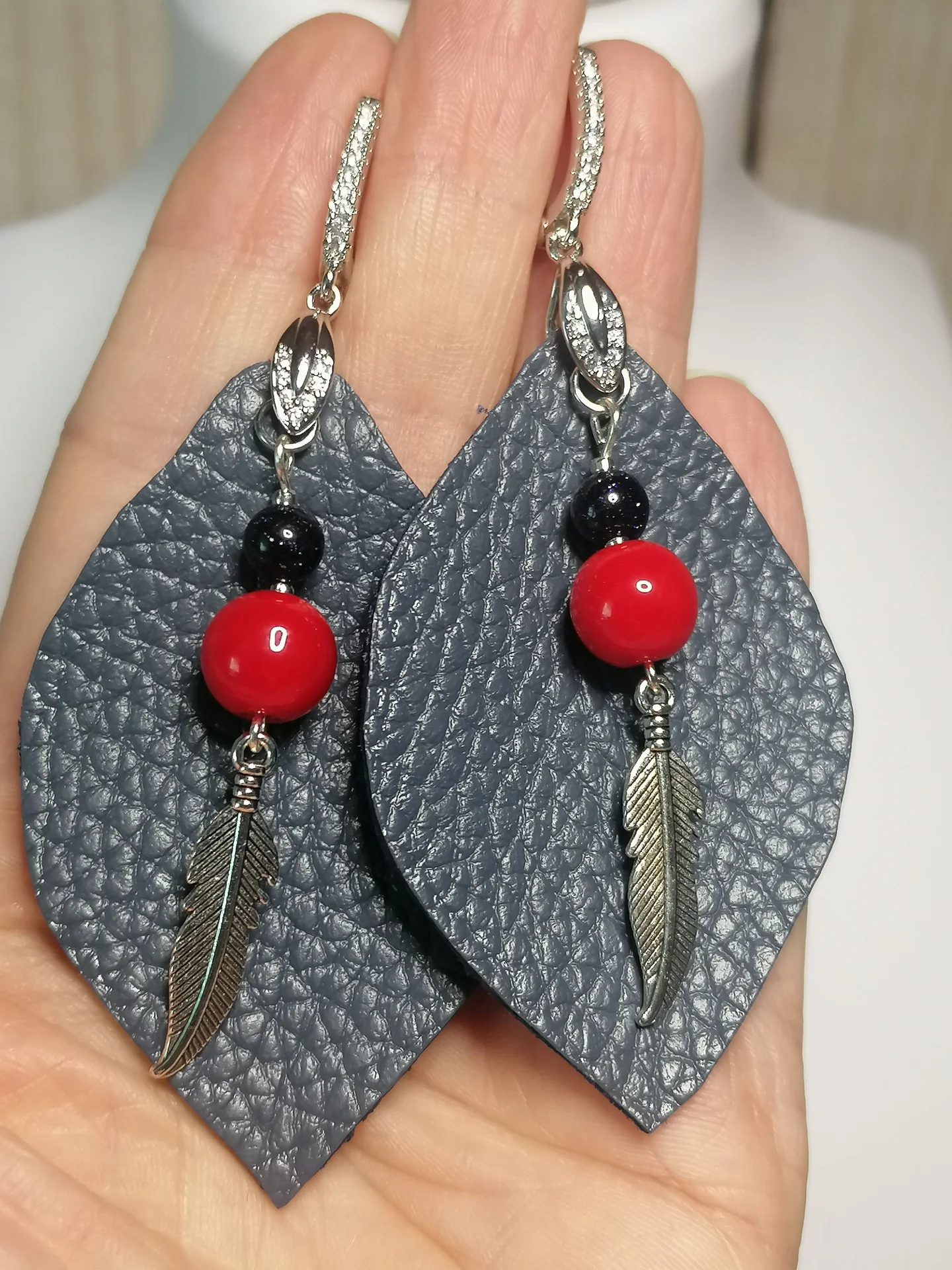 Серьги из натуральной кожи с кораллом - миниатюра 4