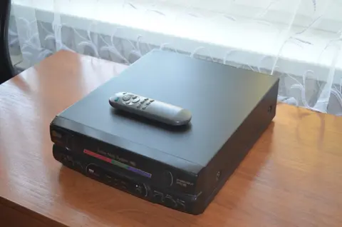 Видеомагнитофон (видеоплеер) LG-W142W