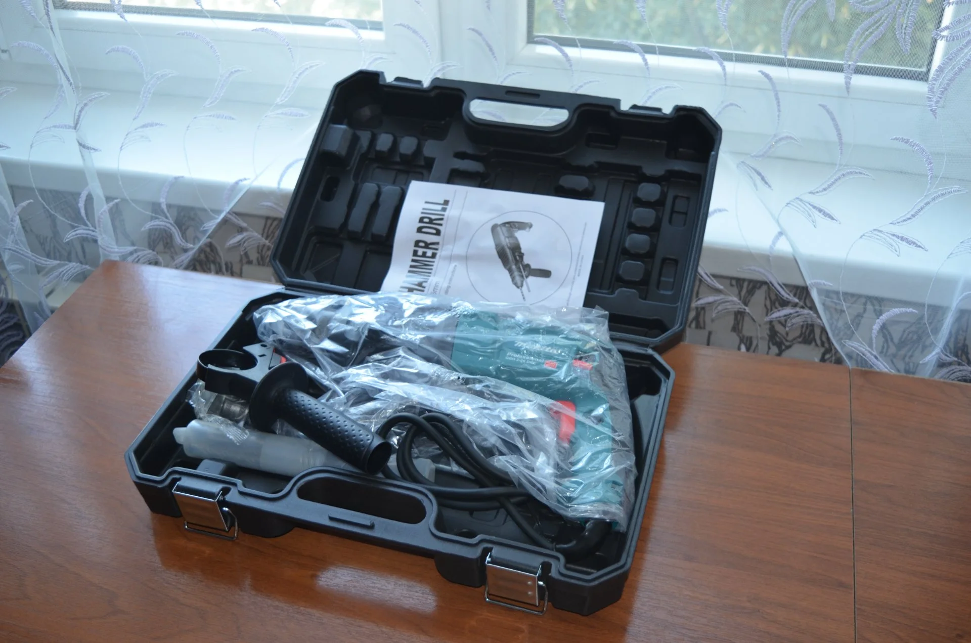 Перфоратор Makita HR 2470 в качественном кейсе