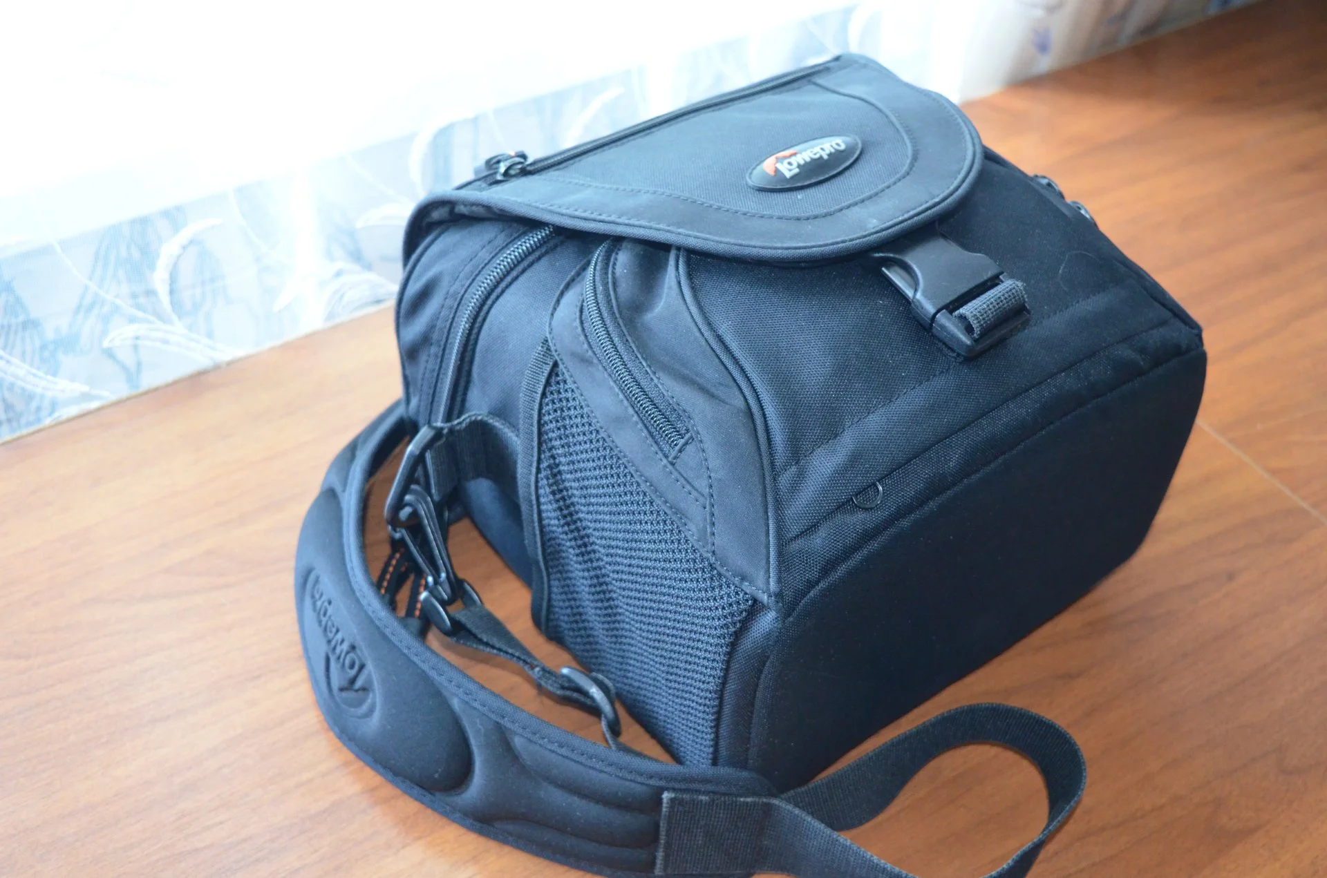 Фотосумка LowePro Nova 2 AW - миниатюра 2