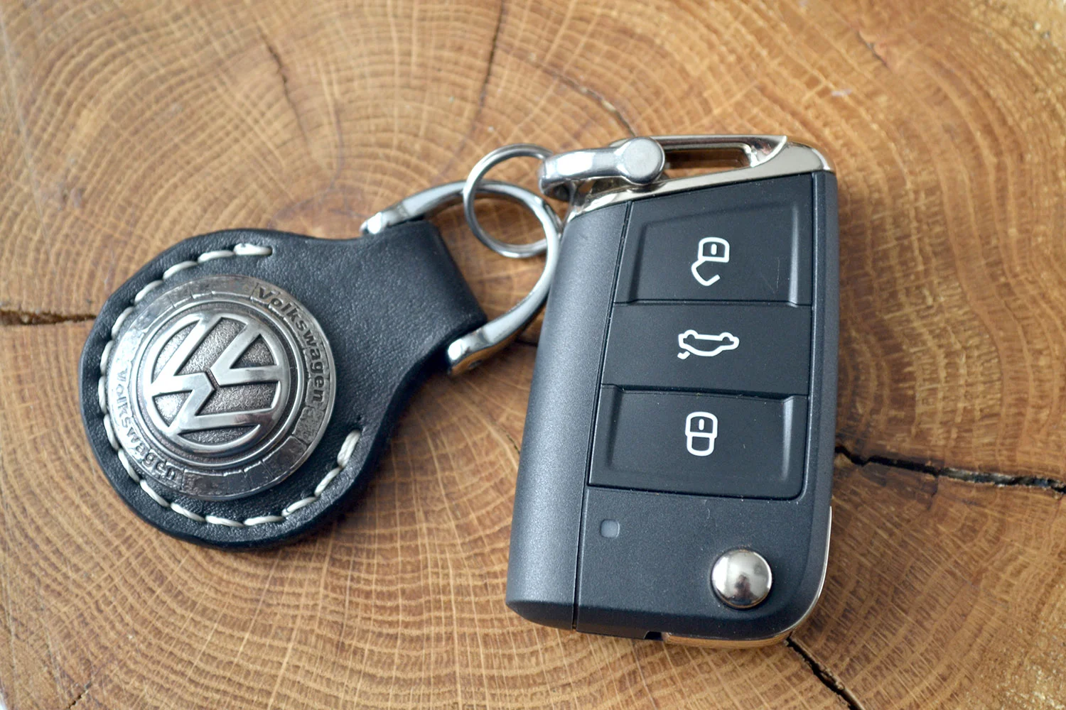 Брелок Volkswagen натуральная кожа, сталь, чеканка - миниатюра 2